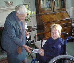 Bimbo con disabilità insieme a un'anziana signora