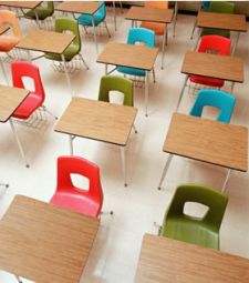 Aula di scuola vuota, con sedie colorate