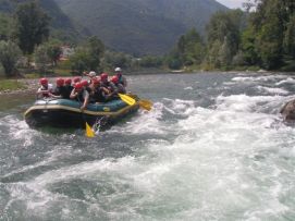 I partecipanti alla «Settimana Verde» si misurano con il rafting in gommone, tra le rapide del Brenta