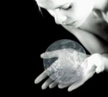 Donna che tiene in mano una sfera di cristallo