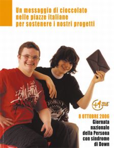 Poster dell'evento con due giovani seduti che ridono