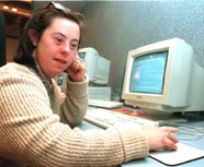 Giovane donna con sindrome di Down al computer