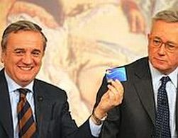 I ministri Sacconi e Tremonti presentano la Social Card nel novembre del 2008