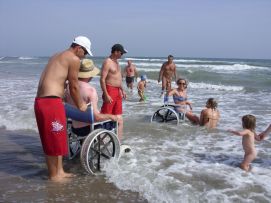 Le sedie mare per persone con disabilità sul litorale di Sottomarina di Chioggia (Venezia)
