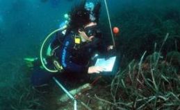 Un'immersione di Benedetta Spampinato, primatista femminile di immersione profonda non vedenti, che nel 2011 ha ricevuto il Premio Sirena (foto di A. Palermo)
