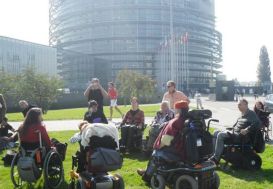 Alcuni partecipanti all'Assemblea di ENIL Europa, davanti al Parlamento Europeo di Strasburgo
