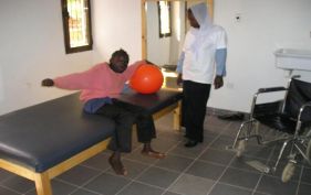 Riabilitazione di un ragazzo con disabilità nel Sudan