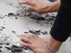 Due mani che toccano cemento fresco