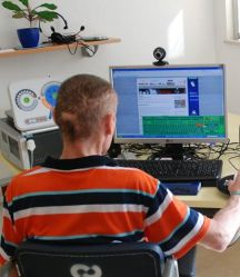 Persona con disabilità al computer