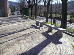 Panchine installate da pochi mesi presso un piccolo cimitero torinese