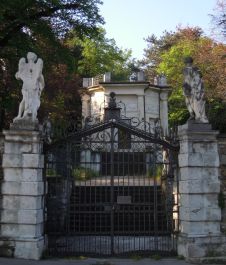 «Guardano all'interno», le due statue di Villa Sartorio a Trieste, come se ammonissero a concentrarsi sui dettagli, sulle sfumature...