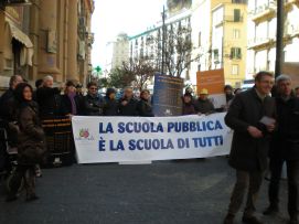 Un'immagine della manifestazione di Napoli, davanti alla Regione Campania