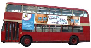 L'autobus dell'Associazione Tutti a Scuola di Napoli
