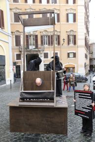 Una ghigliottina e lo slogan «La politica condanna i disabili» hanno contraddistinto la riuscita manifestazione del 24 febbraio in Piazza Montecitorio a Roma, promossa dalle associazioni Tutti a Scuola e Disabilandia