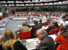In primo piano, di spalle, il presidente dell'EDF Yannis Vardakastanis al Simposio di Bruxelles