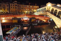 Estate 2007: arriva nel Canal Grande di Venezia la struttura principale del nuovo ponte