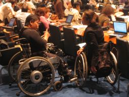 A sinistra Venus Ilagan, presidente di DPI (Disabled Peoples' International), con Charlotte McLaine della World Bank, durante i lavori alle Nazioni Unite che hanno portato alla prima Convenzione ONU sulla disabilità (foto di Giuliano Giovinazzo)