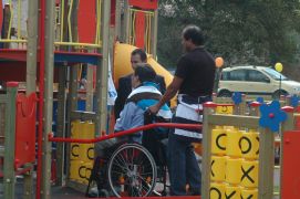 Una persona in carrozzina nel nuovo parco giochi accessibile di Villa Sant'Angelo (l'Aquila)