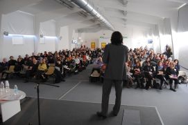 Lucca, Villaggio Solidale 2012: un'immagine del Laboratorio «Spazio Comune», che in due giorni ha visto la presenza di oltre trenta relatori
