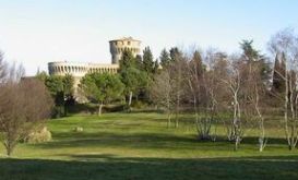 Parco Fiumi di Volterra, con la fortezza medicea sullo sfondo