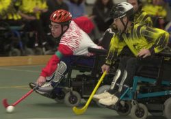Fase di gioco di wheelchair hockey