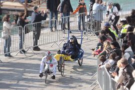 Con il suo handbike, Alex Zanardi traina l'amico Francesco Canali, ammalato di sclerosi laterale amiotrofica, alla Venicemarathon 2011
