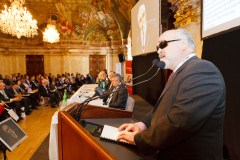Yannis Vardakastanis, il presidente dell'European Disability Forum (EDF), interviene alla Conferenza di Vienna 