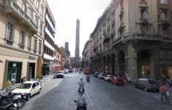 La centralissima Via Rizzoli di Bologna, con le due torri sullo sfondo