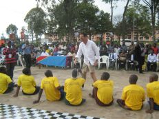 Un'esibizione di pallavolo con alcuni ragazzi di Goma