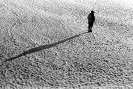 Foto in bianco e nero di un uomo nel deserto