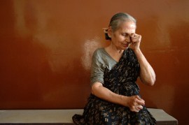 Una donna indiana con lebbra